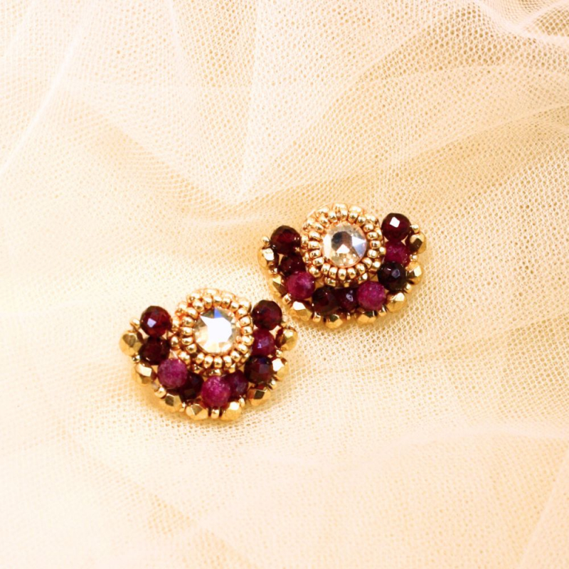 Boucles Inès grenat rubis – bijou brodé main français