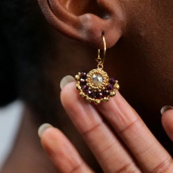 Broderie de perles sur créoles dorées – création Colette s’apprête