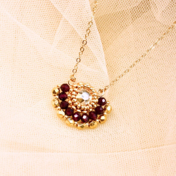 Broderie délicate et cabochon rouge – création Colette s’apprête