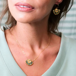 Détail du cabochon brodé – création Colette s’apprête