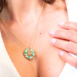 Cabochon vert d’eau brodé – création Colette s’apprête