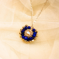 Cabochon bleu brodé de perles – création Colette s’apprête