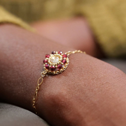 Cabochon rouge brodé de perles – création Colette s’apprête
