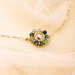 Broderie délicate autour du cabochon – création Colette s’apprête