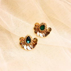 Broderie fine perle à perle – Colette s’apprête