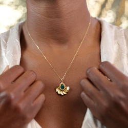 Détail broderie fine – bijou fait main France