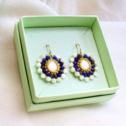 Détail broderie perles et travail à la main