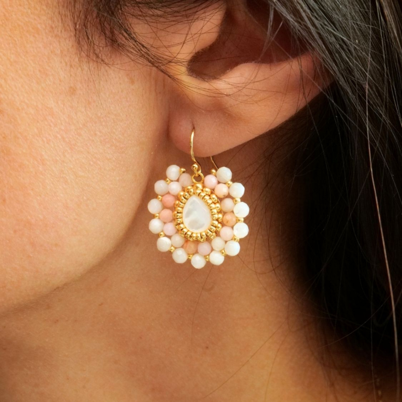 Boucles Juliette en opale rose et nacre – bijou artisanal