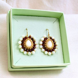 Bijou en grenat féminin lumineux – création Colette s’apprête