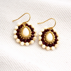 Détail broderie perles et pierres fines