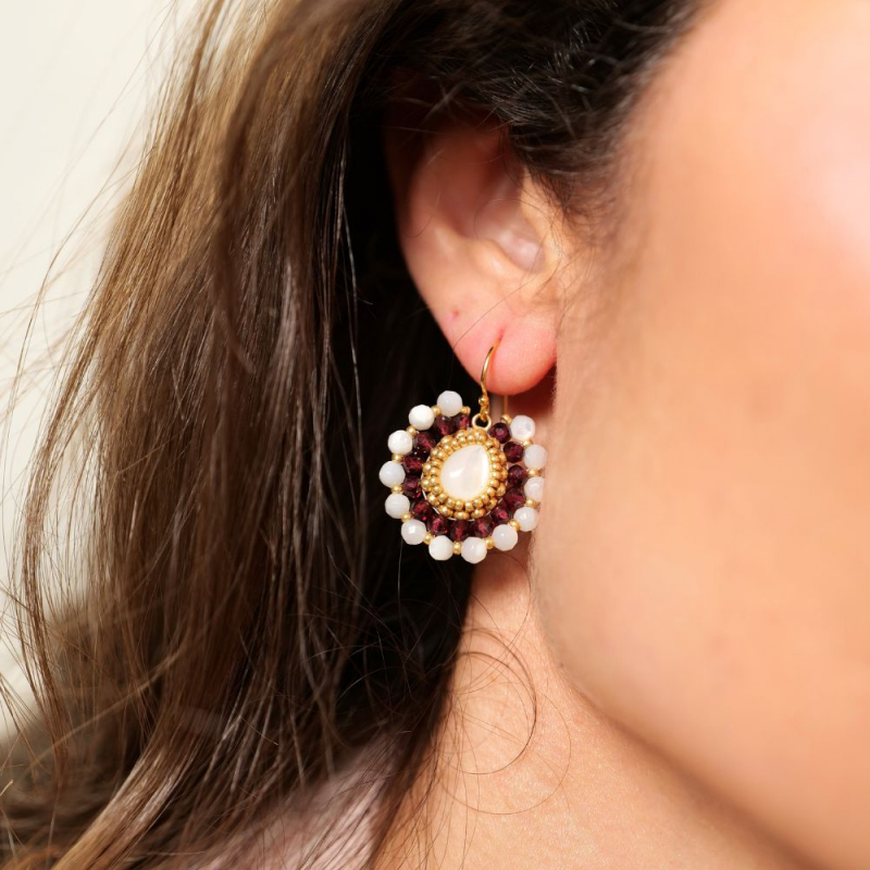 Boucles Juliette en grenat et nacre – bijou artisanal