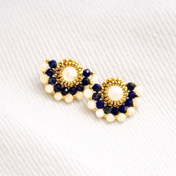Boucles d’oreilles courtes brodées à la main