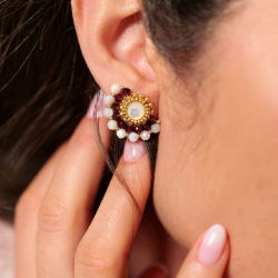 Boucles Anaïs en grenat et nacre – bijou artisanal