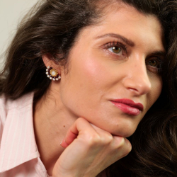 Boucles Anaïs en grenat et nacre – bijou artisanal