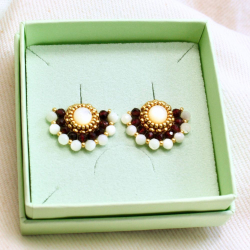 Boucles grenat et nacre – création Colette s’apprête