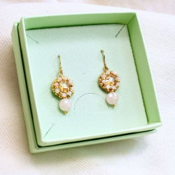 Boucles d’oreilles rose poudré brodées main