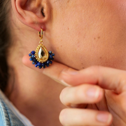 Détail broderie perles et pierres naturelles