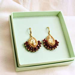 Boucles d’oreilles brodées à la main – cristal et pierres fines