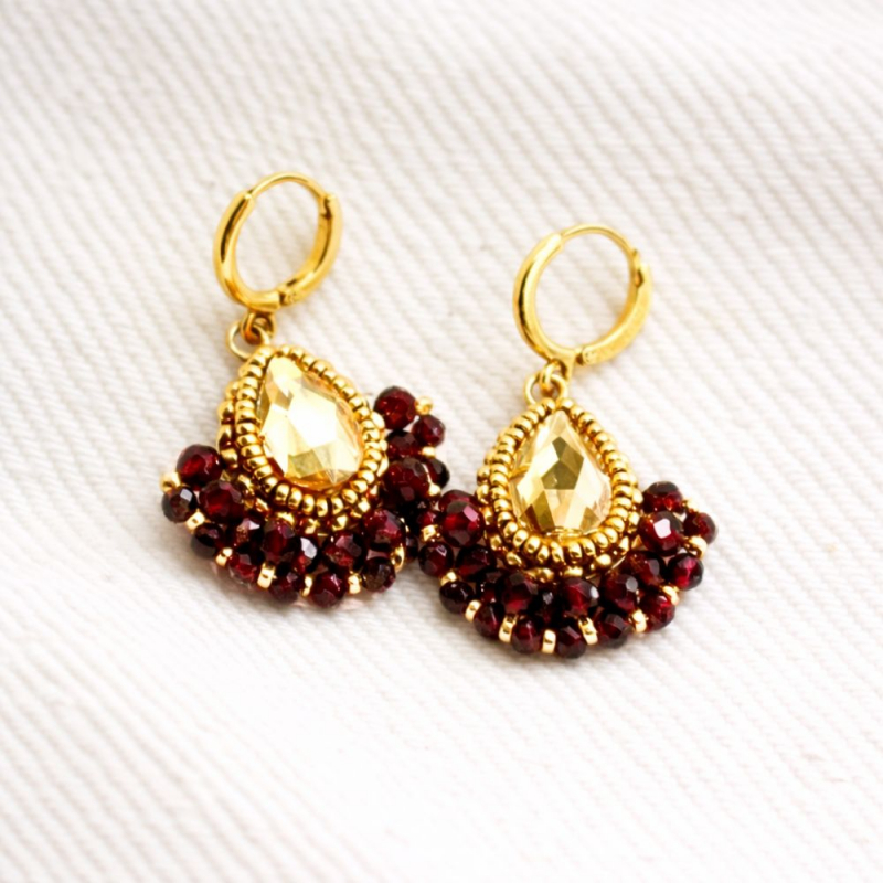 Boucles Charlotte en grenat – bijou artisanal rouge profond