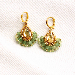 Détail du travail artisanal – perles et pierres naturelles