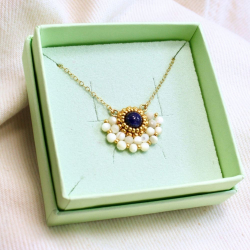 Détail broderie à la main – perles et pierre naturelle