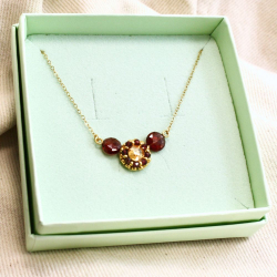 Cabochon cristal brodé à la main – détail