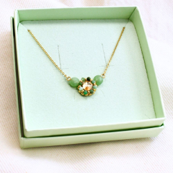 Cabochon cristal brodé à la main – détail