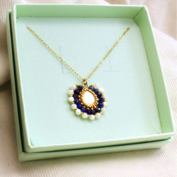 Collier artisanal bleu profond — perles brodées une à une