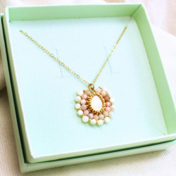 Détail du pendentif — opale rose aux teintes poudrées et nacre douce