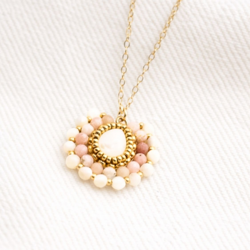 Collier Juliane en opale rose et nacre — broderie de perles faite à la main