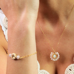 Collier artisanal rose tendre — perles fines brodées une à une