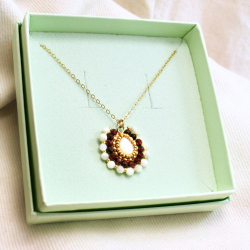 Collier artisanal rouge profond — perles brodées une à une