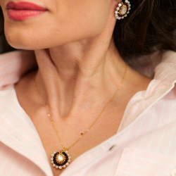 Bijou fait main en France — une pièce délicate et structurée