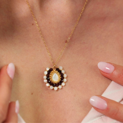 Collier Juliane en grenat et nacre — broderie de perles réalisée à la main