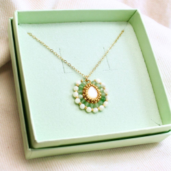 Collier artisanal vert doux — perles fines brodées une à une