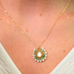 Détail du pendentif — aventurine verte et nacre lumineuse