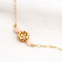 Détail du motif — broderie de perles aux teintes poudrées