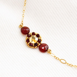 Bracelet Lisette en grenat — cabochon brodé à la main