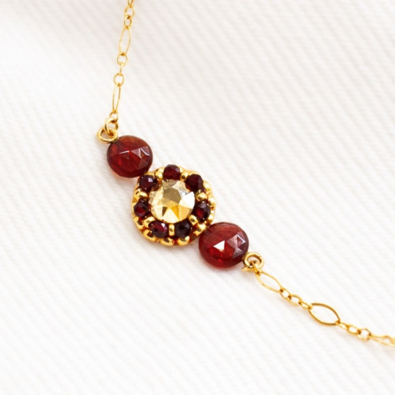 Bracelet Lisette en grenat — cabochon brodé à la main