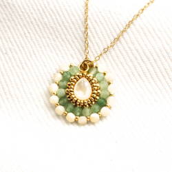 Collier Juliane en aventurine et nacre — broderie de perles faite à la main