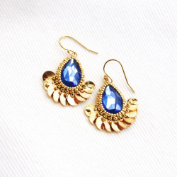 1.	Les boucles Aurore bleu céleste – bijou artisanal brodé à la main avec cristal autrichien.