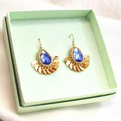 5.	Boucles Aurore bleu céleste, bijou lumineux et élégant à porter au quotidien.