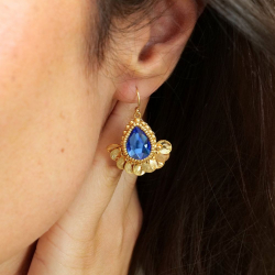 2.	Boucles d’oreilles Aurore en cristal bleu céleste et sequins dorés à l’or fin.