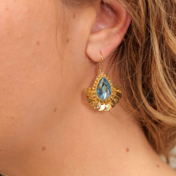 2.	Boucles d’oreilles Aurore en cristal bleu glacier et sequins dorés à l’or fin.
