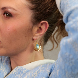 4.	Les boucles Aurore, modèle lumineux de la collection Naïa, fabrication artisanale française.