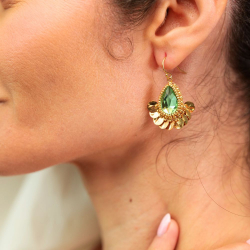 2.	Boucles d’oreilles Aurore en cristal vert tendre et sequins dorés à l’or fin.