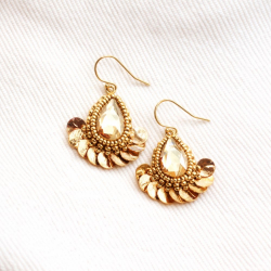 2.	Boucles d’oreilles Aurore doré et sequins à l’or fin, création lumineuse.