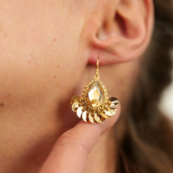 1.	Les boucles Aurore doré – bijou artisanal brodé à la main avec cristal autrichien.