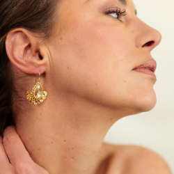 5.	Boucles Aurore doré, bijou élégant et intemporel à porter en toutes occasions.