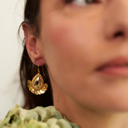 4.	Les boucles Aurore doré, pièce lumineuse de la collection Naïa.